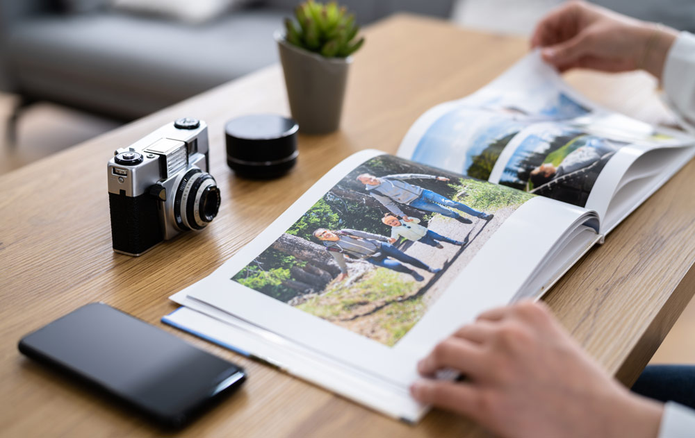 Eine Person blättert durch ein Fotoalbum