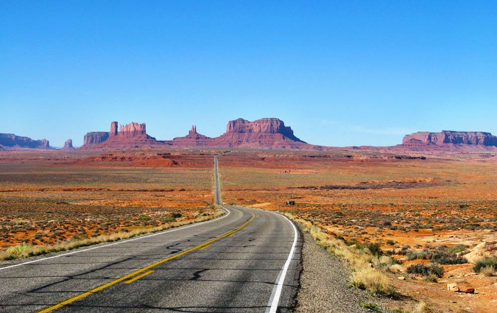 Eine Strasse ins Monument Valley in den USA