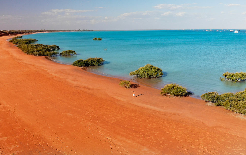 Roter Sand grenzt an türkises Meer in Australien