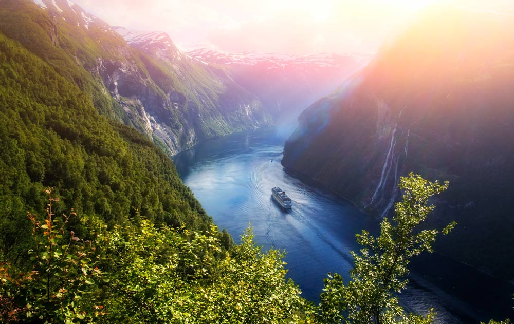 Kreuzfahrtschiff fährt durch Fjorde in Norwegen