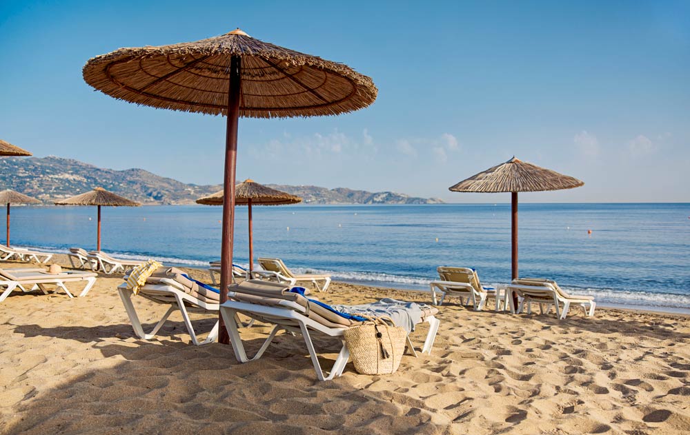 Strand mit Liegestühlen