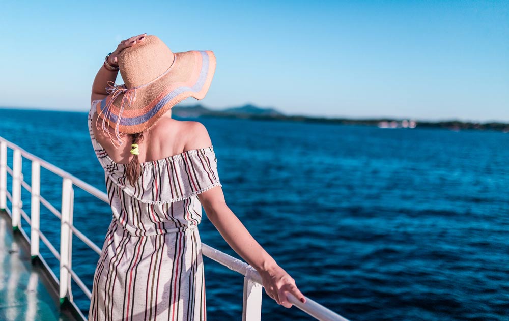 Frau schaut auf Ozean