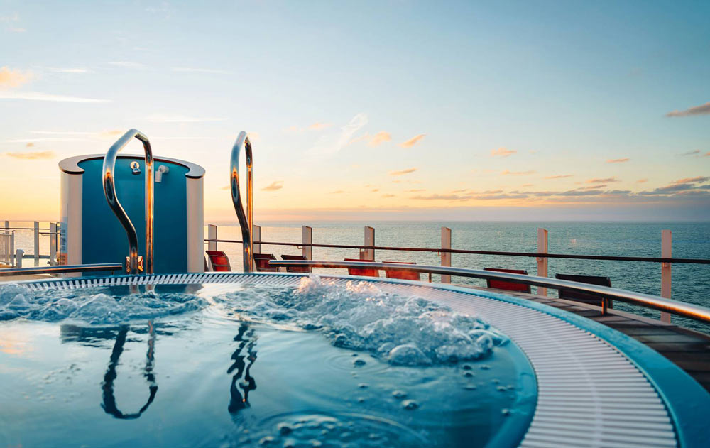 Pool auf dem Deck eines AIDA Kreuzfahrtschiffs