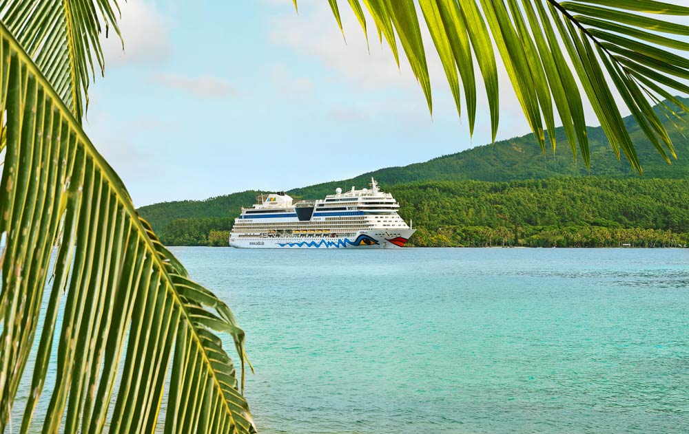 AIDA Kreuzfahrtschiff in einer tropischen Region