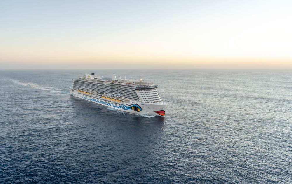 AIDA Kreuzfahrtschiff auf dem offenen Meer