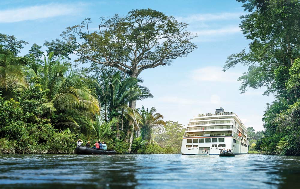HANSEATIC nature auf dem Fluss umgeben von einem Regenwald