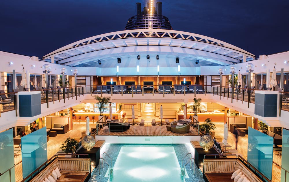 Pool-Bereich eines Hapag Lloyd Cruises Kreuzfahrtschiffs