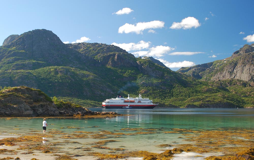 Kreuzfahrtschiff von Hurtigruten in Norwegen