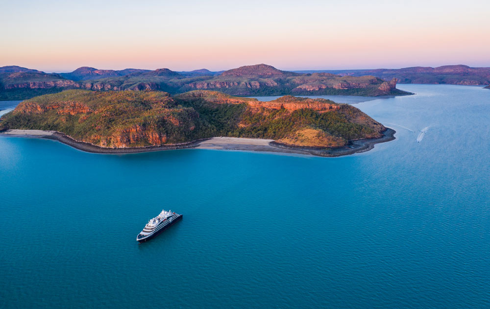 PONANT Kreuzfahrtschiff bei Sonnenuntergang