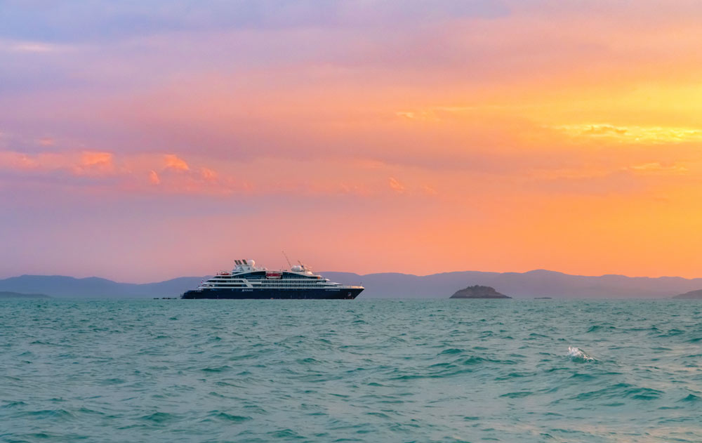 PONANT Kreuzfahrtschiff bei Sonnenuntergang