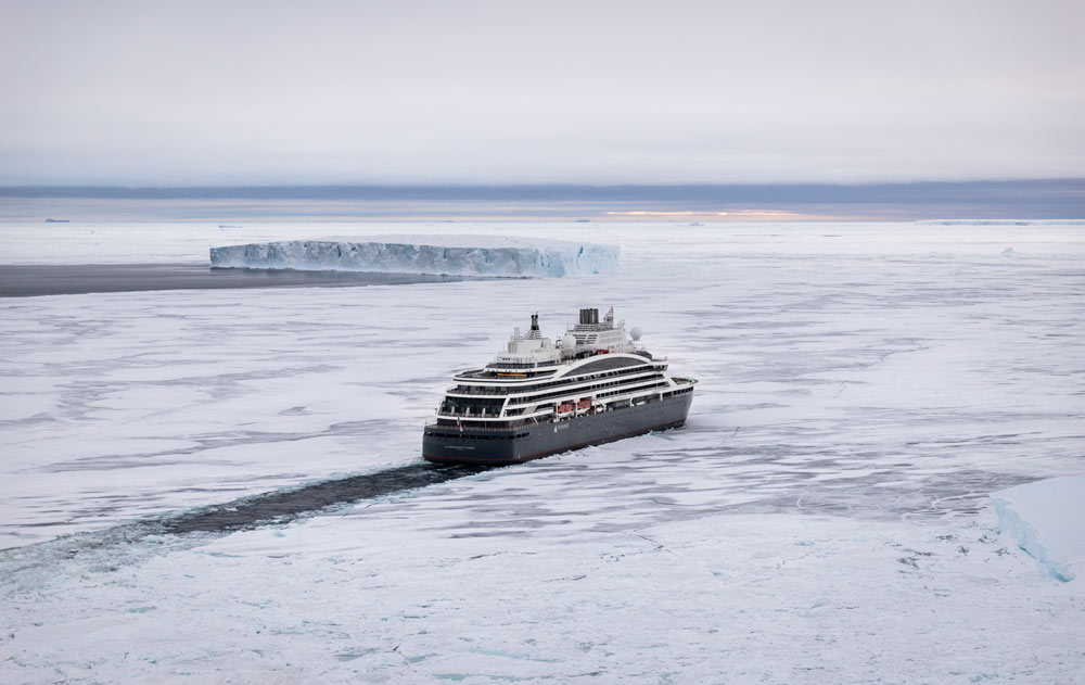 PONANT Kreuzfahrtschiff in der Antarktis