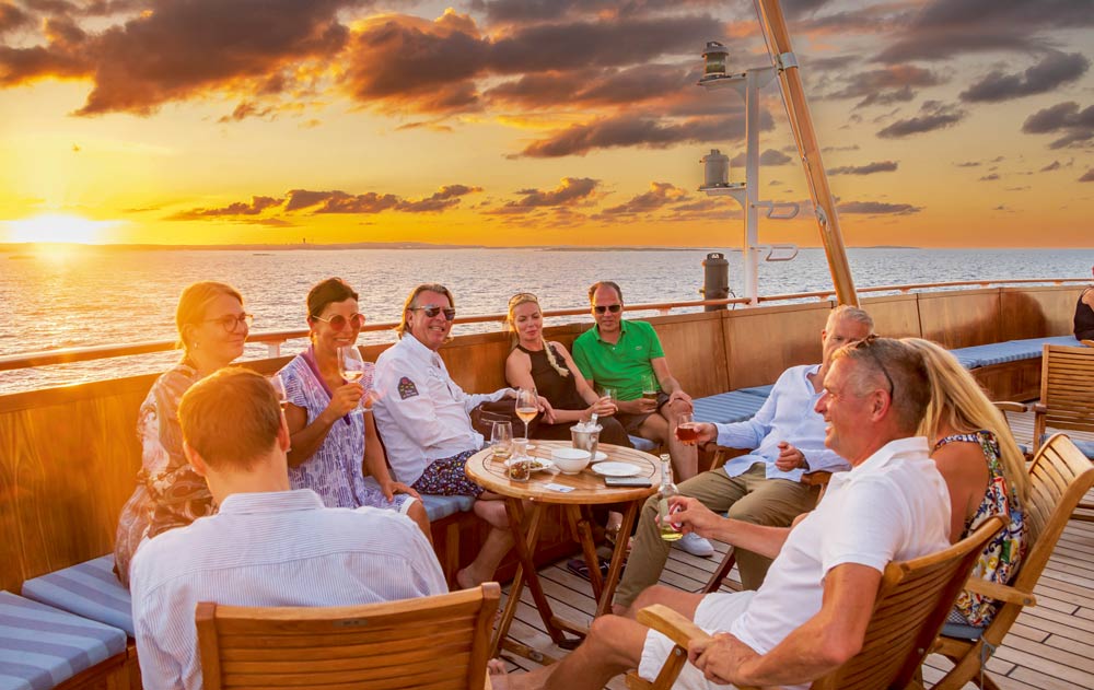Gäste geniessen Wein auf der Sea Cloud
