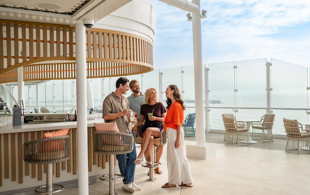 Deck auf einem TUI Cruises Kreuzfahrtschiff