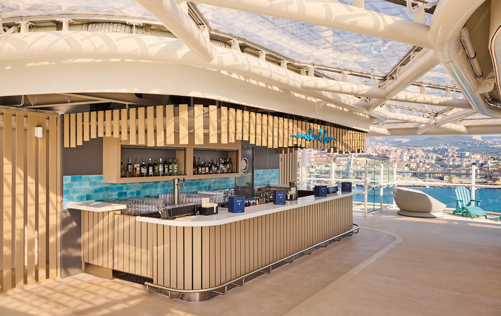 Bar auf dem Deck eines TUI Cruises Kreuzfahrtschiffs