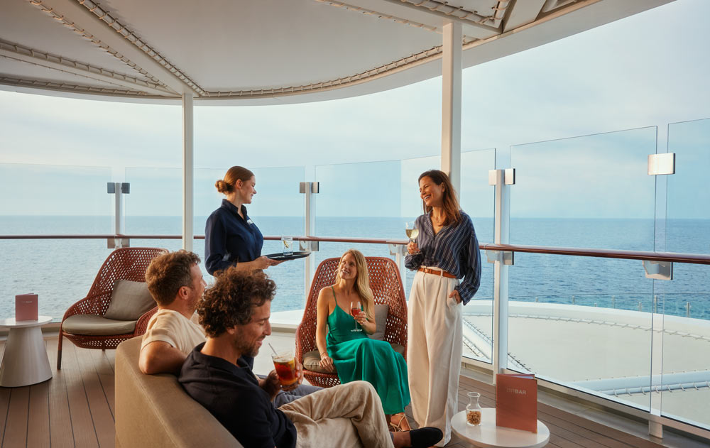 Gruppe von Gästen auf einem TUI Cruises Kreuzfahrtschiff