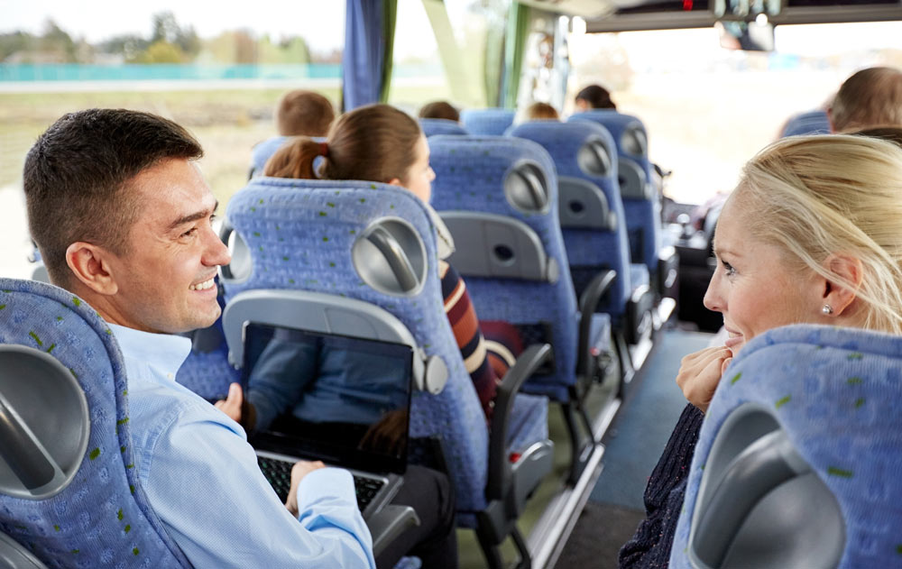 Zwei Personen im Bus sprechen miteinander
