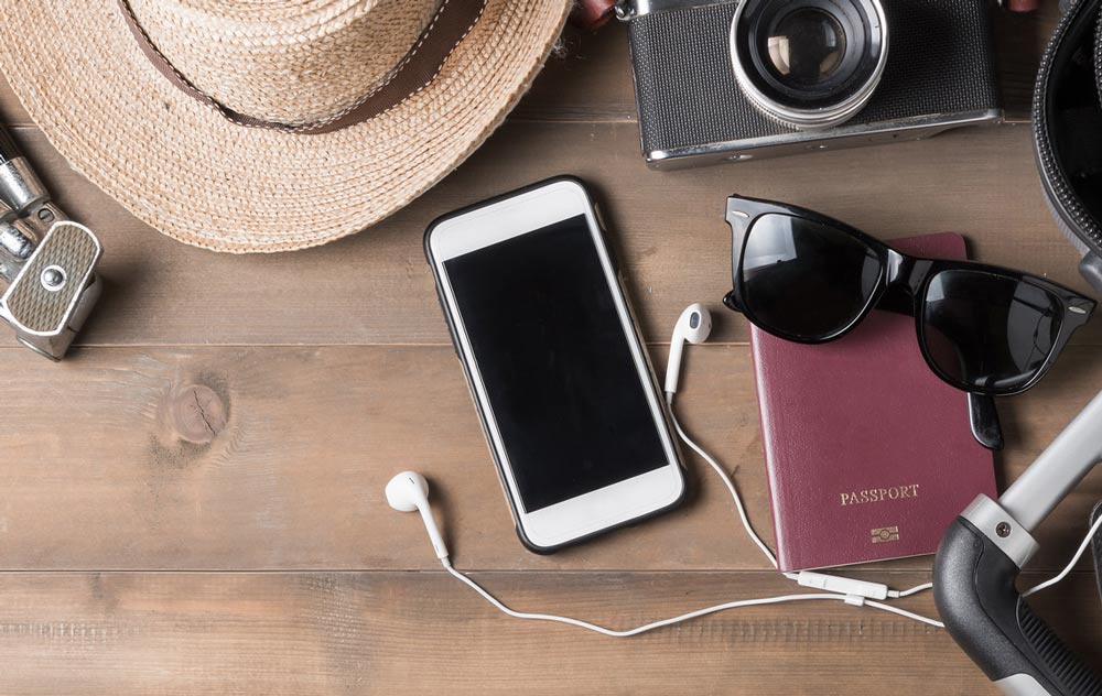Ein Tisch mit einem Smartphone
