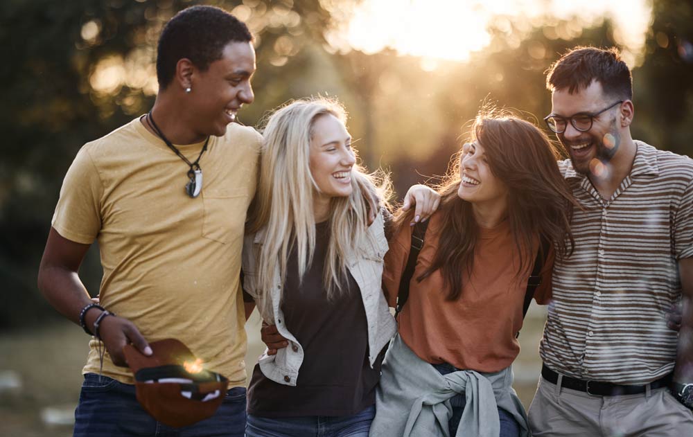 Drei junge Frauen lachen